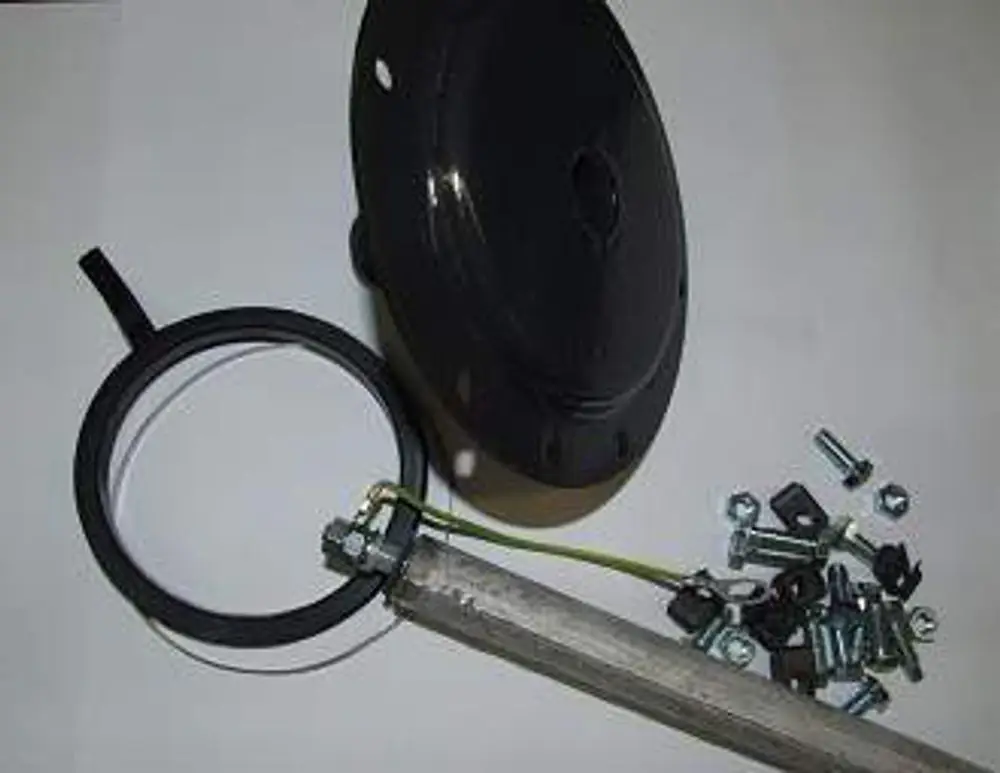 Schwarzer Reinigungsdeckel mit Metallring und Montagezubehör, unter anderem Schrauben und Unterlegscheiben, für Remeha Produkte.